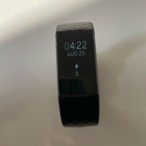 Fitbit Charge 4. Charger included